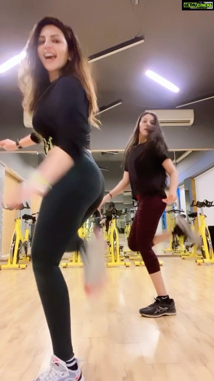Shama Sikander Instagram - Bcoz its never not fun to danceโฆ #love #dance #dancevideos #dancereels #neice #dancelove #fun #swag #blessed #day #feeling #great #whataday ๐๐๐ป #gratitude @sara__gesawat_