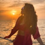 Shama Sikander Instagram - Let's go somewhere the Sun kisses the Ocean.... . . . #sunset #nature #kisses #ocean #travel #love #beautiful #life #happiness #goodvibes #goals #selflove #peace