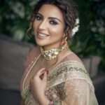 Shama Sikander Instagram - Mausam-E-mizaaj gulzar kar gaye, uff wo muskura kar karzdaar kar gaye..... . . . 📸 Photographer:- @sameerbelvalkar Stylist:- @nakhrevakhre Jr Stylist:- @styledby_khushboorajoriya Make Up:- @swatidedhia_makeup Hair:- @hairbyrajabali Wardrobe:- @shamasikander Mumbai, Maharashtra