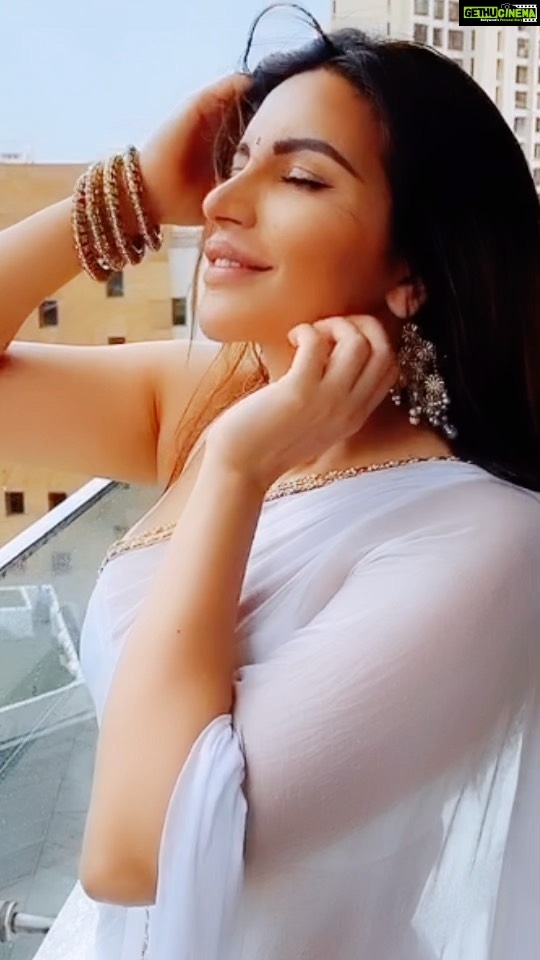 Shama Sikander Instagram - White saree fever… #chandni #white #beyaz #reelitfeelit #reelkarofeelkaro #bollywood #yashchopra #yashrajfilms #diltopagalhai #arereareyehkyahua #shahrukhkhan #madhuridixit #romance #bigscreen #love #cinema #artist #actor #actorslife