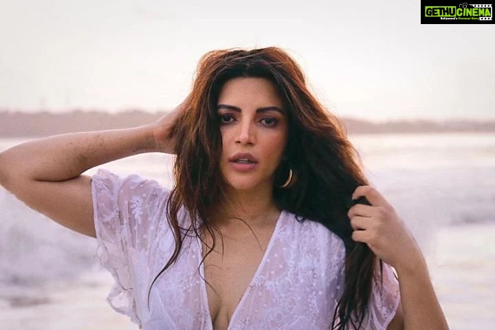 Shama Sikander Instagram - Let me wander with the ones who are tangled in stars and tethered to promise ✨✨ . . . #love #life #white #photoshoot #photooftheday #happysunday #mumbai #monsoon #nature #beauty #shamasikander