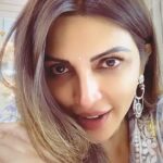 Shama Sikander Instagram - Felt nostalgic…. One of #myfavorite #song #oldisgold ye #dil #deewana hai #bollywood #bollywoodsongs #classic #oldsongs #oldclassic #latamangeshkar #mohdrafi #lovesongs #reelitfeelit