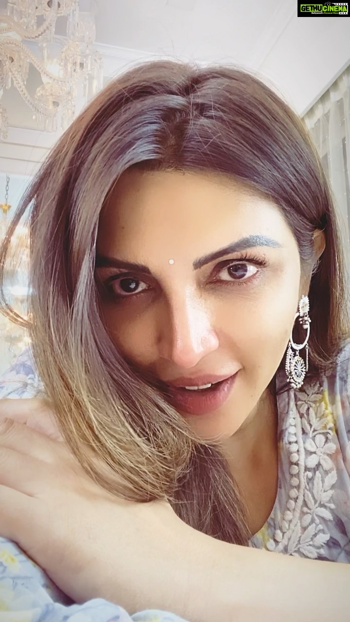 Shama Sikander Instagram - Felt nostalgic…. One of #myfavorite #song #oldisgold ye #dil #deewana hai #bollywood #bollywoodsongs #classic #oldsongs #oldclassic #latamangeshkar #mohdrafi #lovesongs #reelitfeelit