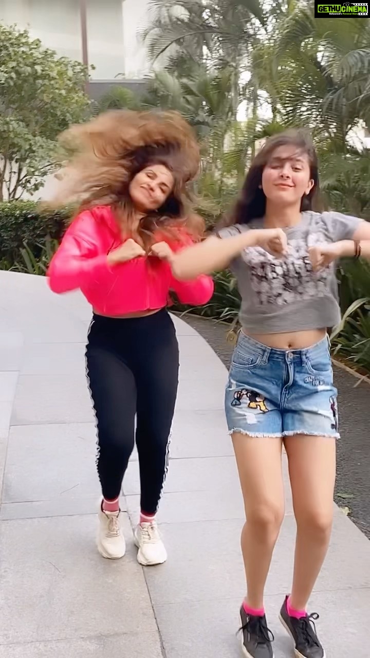 Shama Sikander Instagram - I like to move it move it you like to….??? #moveit #moveitmoveit #viral #viralvideos #viralreels #neice #neicelove #crazy #fun #funnyreels #reelitfeelit @sara__gesawat_