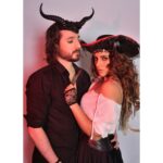 Shama Sikander Instagram - Happy Halloween 🎃 . . 📸 Photographer:- @rk_fotografo Make Up:- @shrrutishinde_ Hair By:- @supriyabakhale . . #happyhalloween #halloween #halloweennight #halloweenmakeup #piratesgirl #look #swag #october #fashion #costume #sundaynight #fun #Superexcited #friends Mumbai, Maharashtra