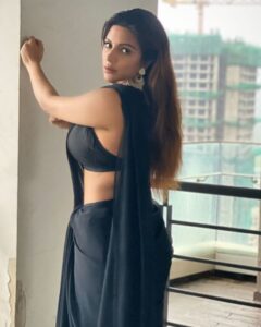 Shama Sikander Instagram - Kuch Tumhari nigah kafir thi kuch mujhe bhi kharab hona tha..... . . . #beautiful #saree #nature #gratitude #love #happiness #motivation #positivevibes #inspiration #believe #blessed Mumbai, Maharashtra