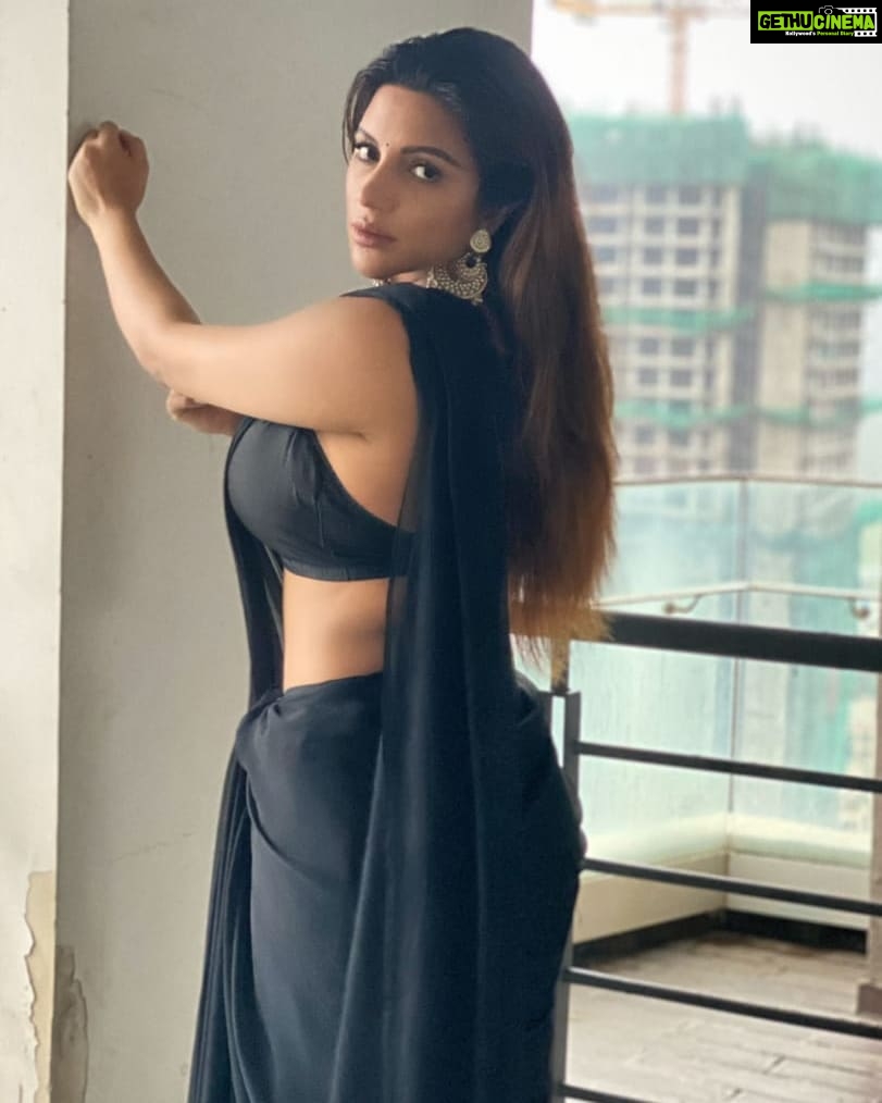 Shama Sikander Instagram - Kuch Tumhari nigah kafir thi kuch mujhe bhi kharab hona tha..... . . . #beautiful #saree #nature #gratitude #love #happiness #motivation #positivevibes #inspiration #believe #blessed Mumbai, Maharashtra