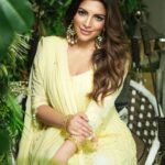 Shama Sikander Instagram - Chehre per muskurahat hamesha honi chahiye kyuki ek smile se photo achi aa sakti, toh zindagi kitni khubsurat ho sakti hai.... 📸-@avigfilms . . . #smile #makeup #style #indianwear #influencer #inspiration #peace #fashion #shamasikander Mumbai, Maharashtra