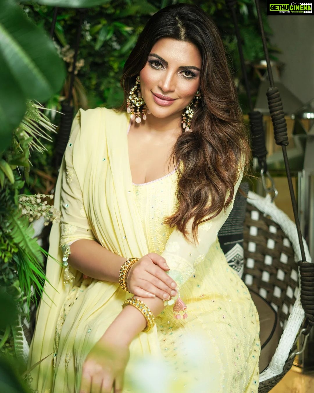 Shama Sikander Instagram - Chehre per muskurahat hamesha honi chahiye kyuki ek smile se photo achi aa sakti, toh zindagi kitni khubsurat ho sakti hai.... 📸-@avigfilms . . . #smile #makeup #style #indianwear #influencer #inspiration #peace #fashion #shamasikander Mumbai, Maharashtra