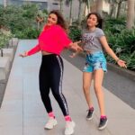 Shama Sikander Instagram - Ok I personally like this trend a lot…. #trending #trendingreels #trend #beatrendsetter #neice #neicelove #dance #dancereels #dancevideos #viral #viralvideos @sara__gesawat_