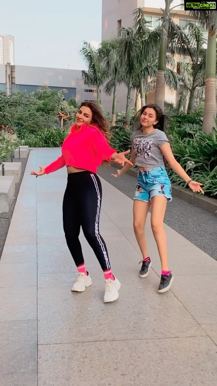 Shama Sikander Instagram - Ok I personally like this trend a lot…. #trending #trendingreels #trend #beatrendsetter #neice #neicelove #dance #dancereels #dancevideos #viral #viralvideos @sara__gesawat_
