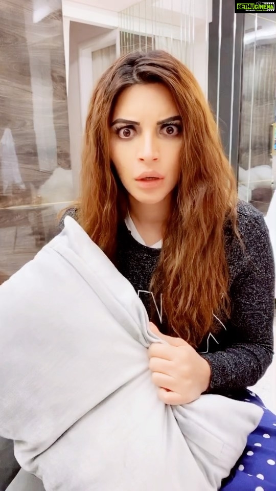 Shama Sikander Instagram - Itni padhi likhi ho kya?? #fun #questions #comedy #couplegoals #cutecouple #reelitfeelit @jamesmilliron