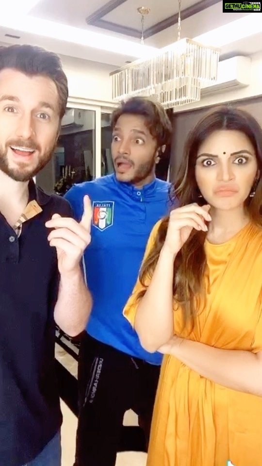 Shama Sikander Instagram - Bhai sahab lote ko English me kya bolte hain? #video #comedy #english #indianenglish #comedyvideos #comedyreels #timingiseverything #comictiming #viral #viralvideos #funnyvideos #@jamesmilliron your Englis is ghreattt 🙌🏻