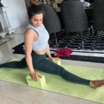 Shama Sikander Instagram - Almost there…☺️😇. .#split #splitprogress #strengthtraining #stretching #yoga #yogapractice #yogagirl #yogaposes Mumbai, Maharashtra