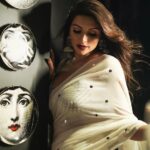 Shama Sikander Instagram - Chandi…Oh meri Chandni….🤍 . . 📸- @avigfilms . #love #saree #style #gorgeous #women #indianwear #influencer #reels #reelsinstagram #reelsvideo #shamasikander