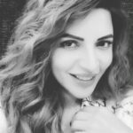 Shama Sikander Instagram - Aaj bas b&w ka mood hai..🥰 #blackandwhite #oldisgold #oldsongs #oldschool #latamangeshkar #kishorekumar #bollywood #bollywoodsongs #actor #lovetoact #acchatohhumchaltehai #ashaparekh #rajeshkhanna #oldmovies