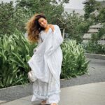 Shama Sikander Instagram - Tu lehra ke aise jo mujhse lipat ja rahi hai, Yun lagta hai jaise Mohabbat ishq farma rahi hai….🥰 . . . #love #faith #believe #beauty #nature #life #white #smile #peace #shadow #motivation #inspiration #blessed #positivevibes Mumbai, Maharashtra