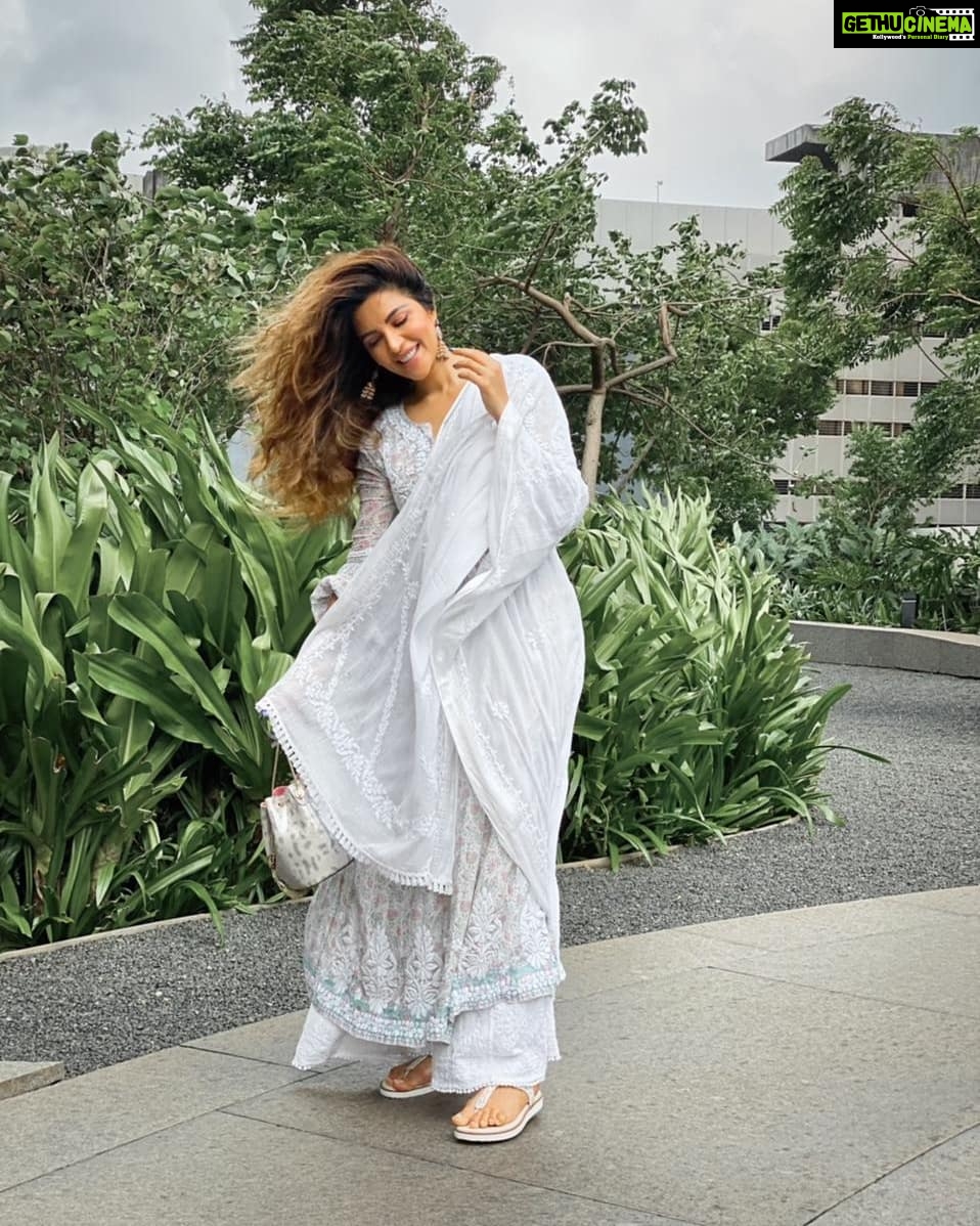 Shama Sikander Instagram - Tu lehra ke aise jo mujhse lipat ja rahi hai, Yun lagta hai jaise Mohabbat ishq farma rahi hai….🥰 . . . #love #faith #believe #beauty #nature #life #white #smile #peace #shadow #motivation #inspiration #blessed #positivevibes Mumbai, Maharashtra