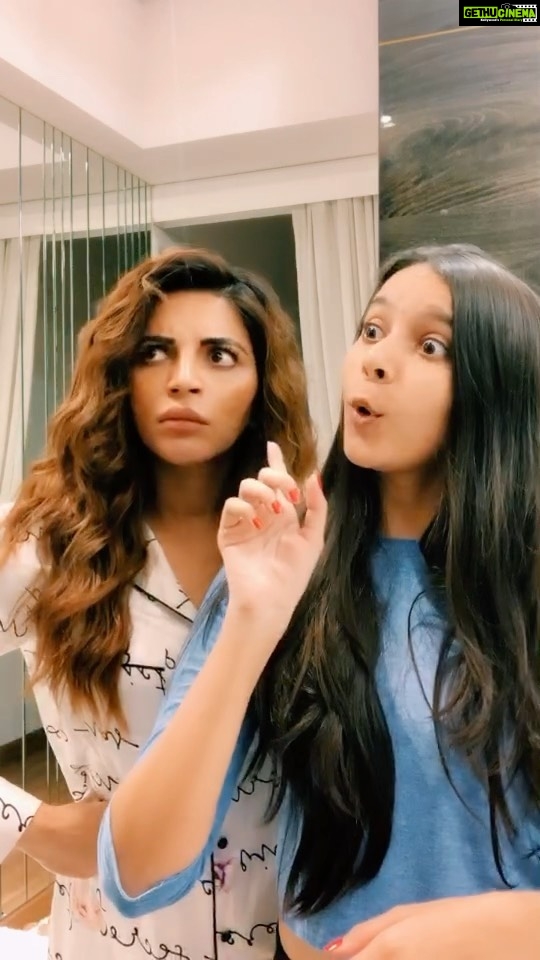 Shama Sikander Instagram - Main bola ki wooooo bola… tu kya bola @sara__gesawat_ ???? #neice #love #actors #family #fun #crazyfamily #famjam #funnyvideos #comedy #comedyvideos #bollywood #funnyreels - Gethu Cinema Shama Sikander Instagram - Main bola ki wooooo bola… tu kya bola @sara__gesawat_ ???? #neice #love #actors #family #fun #crazyfamily #famjam #funnyvideos #comedy #comedyvideos #bollywood #funnyreels - Gethu Cinema