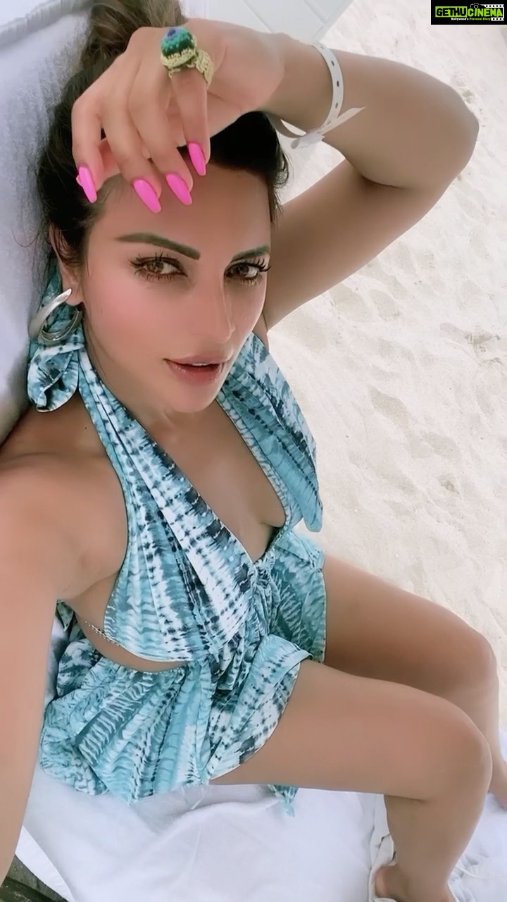 Shama Sikander Instagram - Eh kudi bas dil mangdi eh…hai dum dil dene daaa? ❤️ #punjabi #song #popular #artist #actor #bollywood #pollywood #traveler #traveldiaries #miami #majormissing #miamibeach #florida #miamilife #reels #reelitfeelit #reelsinstagram