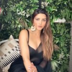 Shama Sikander Instagram - Tu wo ishq hai, jo aankho se behta hai.... . . . #ishq #love #shayari #Zindagi #lines #thought #loveyourself #indianwear #saare #beautiful #happy Mumbai, Maharashtra