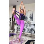 Shama Sikander Instagram - I believe with Discipline and commitment I can achieve anything I desire, no matter how long it takes me. Extremely grateful to be able to achieve this today…😇🙏🏻 . . . #fitness #balance #Yoga #exercise #workout #motivation #happy #fit #healthy #lifestyle #goals #mindset #achieve #blessed Mumbai, Maharashtra