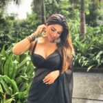 Shama Sikander Instagram - My Desi Girl….🥰 . . . #beautiful #nature #gratitude #love #happiness #motivation #positivevibes #inspiration #believe #blessed Mumbai, Maharashtra