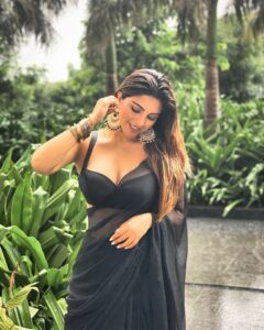 Shama Sikander Instagram - My Desi Girl….🥰 . . . #beautiful #nature #gratitude #love #happiness #motivation #positivevibes #inspiration #believe #blessed Mumbai, Maharashtra