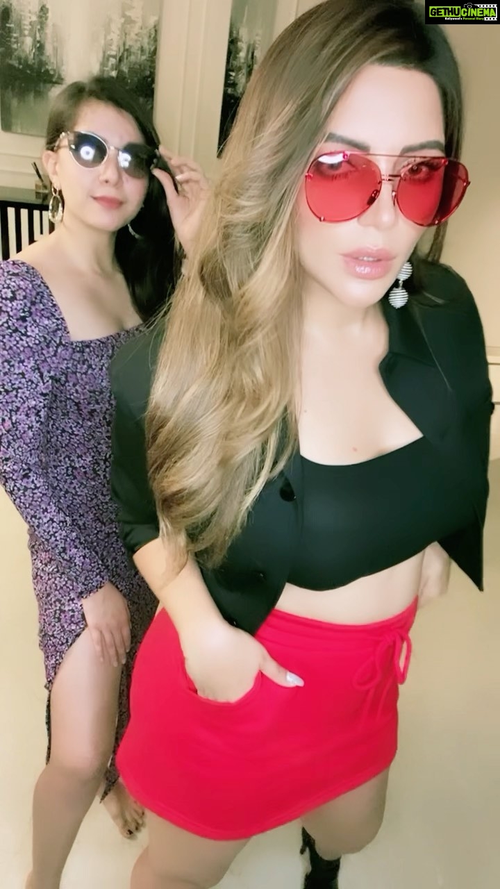 Shama Sikander Instagram - Keeping up with the Sikander’s 😎 #transition #transformation #transitionvideo #neice #bua #neicelove #reels #reelsinstagram #reelitfeelit #trending #trendingreels #trendingnow #family #familygoals
