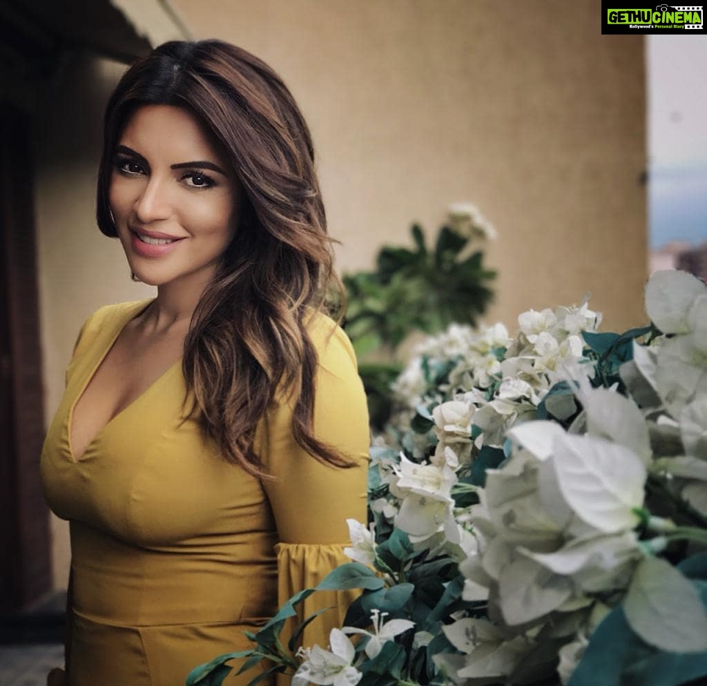 Shama Sikander Instagram - 🌼🌼🌼🌼 . . . #beautiful #smile #nature #gratitude #love #happiness #motivation #positivevibes #inspiration #believe #blessed Mumbai, Maharashtra