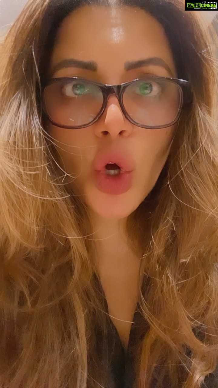 Shama Sikander Instagram - #beware …….This is a sheer sign of boredom 😆😆 #funny #comic #comedy #life #lockdown2021 #sittingathome #korean #japanese #sound #reels #reelitfeelit #reelsinstagram