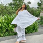 Shama Sikander Instagram - Tu lehra ke aise jo mujhse lipat ja rahi hai, Yun lagta hai jaise Mohabbat ishq farma rahi hai….🥰 . . . #love #faith #believe #beauty #nature #life #white #smile #peace #shadow #motivation #inspiration #blessed #positivevibes Mumbai, Maharashtra