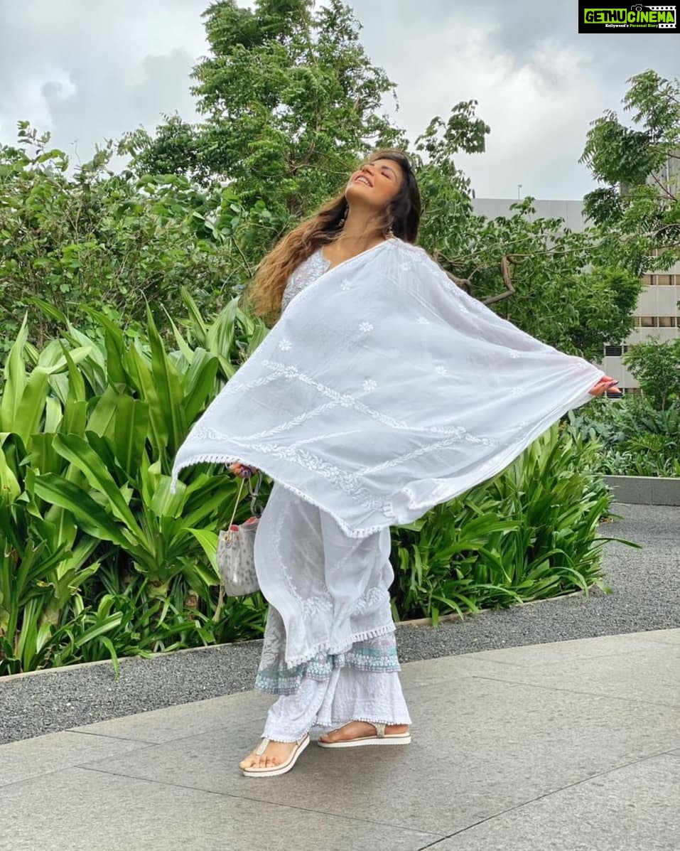 Shama Sikander Instagram - Tu lehra ke aise jo mujhse lipat ja rahi hai, Yun lagta hai jaise Mohabbat ishq farma rahi hai….🥰 . . . #love #faith #believe #beauty #nature #life #white #smile #peace #shadow #motivation #inspiration #blessed #positivevibes Mumbai, Maharashtra