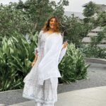 Shama Sikander Instagram - Tu lehra ke aise jo mujhse lipat ja rahi hai, Yun lagta hai jaise Mohabbat ishq farma rahi hai….🥰 . . . #love #faith #believe #beauty #nature #life #white #smile #peace #shadow #motivation #inspiration #blessed #positivevibes Mumbai, Maharashtra
