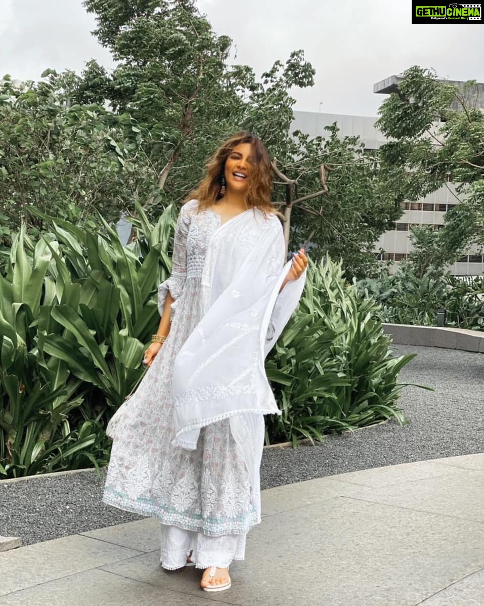 Shama Sikander Instagram - Tu lehra ke aise jo mujhse lipat ja rahi hai, Yun lagta hai jaise Mohabbat ishq farma rahi hai….🥰 . . . #love #faith #believe #beauty #nature #life #white #smile #peace #shadow #motivation #inspiration #blessed #positivevibes Mumbai, Maharashtra