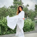 Shama Sikander Instagram - Tu lehra ke aise jo mujhse lipat ja rahi hai, Yun lagta hai jaise Mohabbat ishq farma rahi hai….🥰 . . . #love #faith #believe #beauty #nature #life #white #smile #peace #shadow #motivation #inspiration #blessed #positivevibes Mumbai, Maharashtra