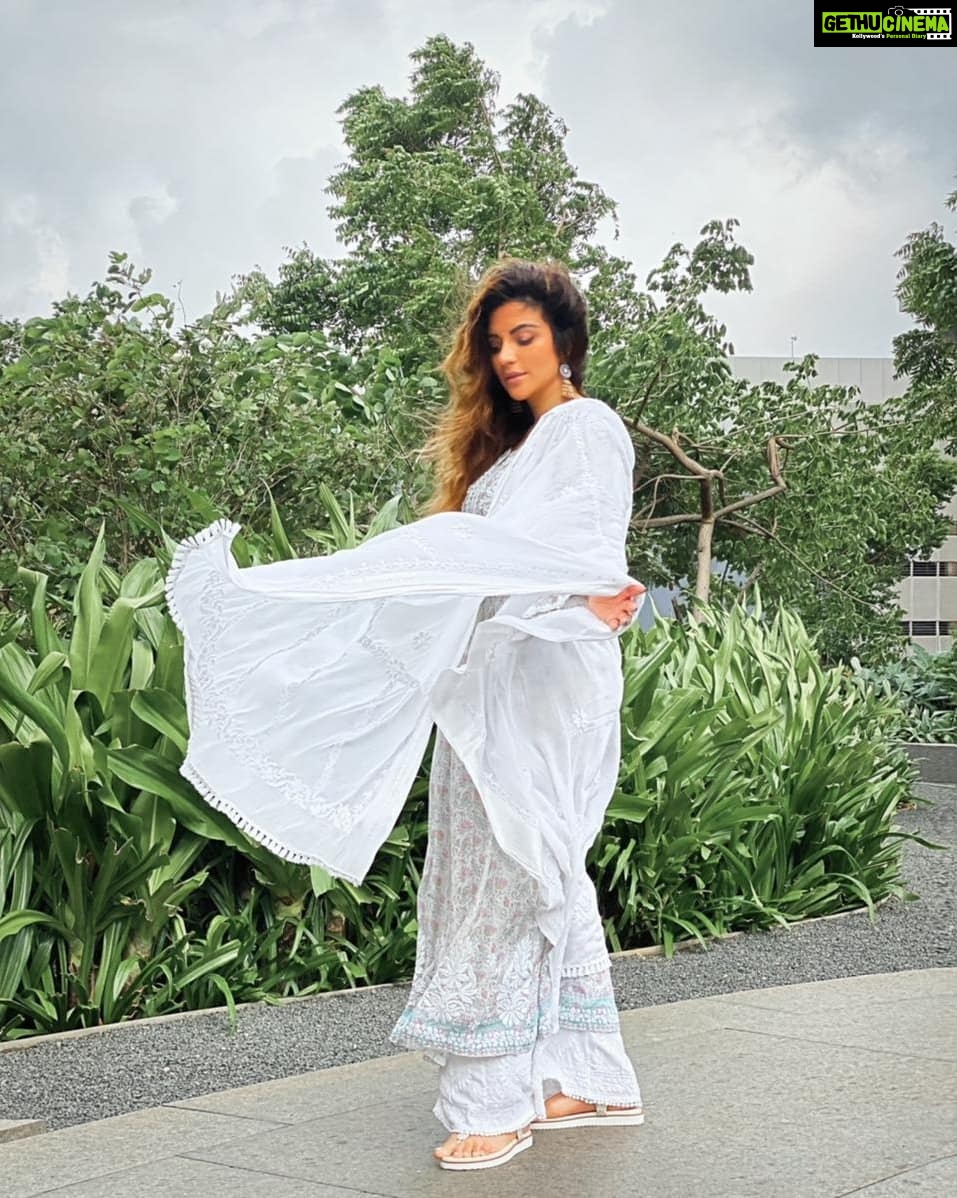 Shama Sikander Instagram - Tu lehra ke aise jo mujhse lipat ja rahi hai, Yun lagta hai jaise Mohabbat ishq farma rahi hai….🥰 . . . #love #faith #believe #beauty #nature #life #white #smile #peace #shadow #motivation #inspiration #blessed #positivevibes Mumbai, Maharashtra