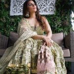 Shama Sikander Instagram – Eid UL Adha Mubarak aap sabko aur aapke chahne walon ko bahot sari duaein aur pyar aap sabko♥️😇

Styled by:- @simrankhera5 @styledbyayushidixit
Outfit:- @maayera_jaipur
Jewellery:- @meraki.mumbai
Potli:- @eena.official 
.
.
#fashionicon #fashioniesta #eidmubark #eidaladha #mubarak #actor #bollywood #love #dua #pyaar #shamasikander Mumbai, Maharashtra