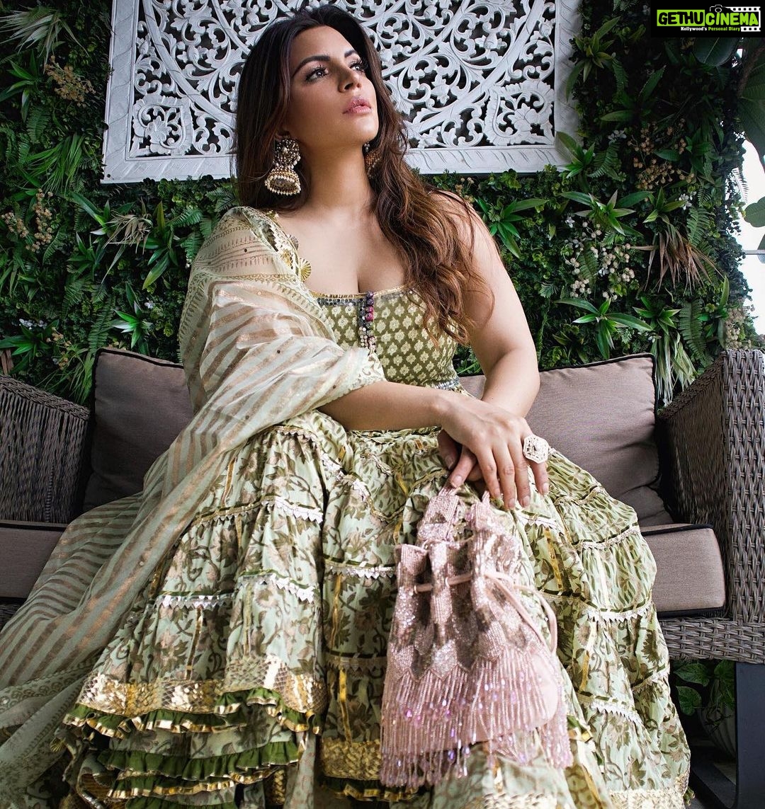 Shama Sikander Instagram - Eid UL Adha Mubarak aap sabko aur aapke chahne walon ko bahot sari duaein aur pyar aap sabko♥️😇 Styled by:- @simrankhera5 @styledbyayushidixit Outfit:- @maayera_jaipur Jewellery:- @meraki.mumbai Potli:- @eena.official . . #fashionicon #fashioniesta #eidmubark #eidaladha #mubarak #actor #bollywood #love #dua #pyaar #shamasikander Mumbai, Maharashtra