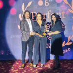 Shama Sikander Instagram - Ok so this one is special….. Got the Perfect most inspiring off screen couple of the year 2021 by @perfectwomanpublication @perfectachieversaward Thank you for appreciating us for being us….❤️ @jamesmilliron you make it so easy … i love you …. I love us …thank you universe for loving us🙏🏻🙏🏻🙏🏻😇 Mumbai, Maharashtra