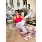 Shama Sikander Instagram - Consistency doesn't mean never messing up, it means never Giving up....💪🏻 . . . #fitness #balance #Yoga #exercise #workout #motivation #happy #picoftheday #fit #health #lifestyle #goals #consistency #results #grasshopper #grasshopperpose Mumbai, Maharashtra