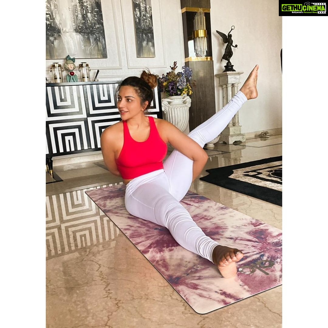 Shama Sikander Instagram - Consistency doesn't mean never messing up, it means never Giving up....💪🏻 . . . #fitness #balance #Yoga #exercise #workout #motivation #happy #picoftheday #fit #health #lifestyle #goals #consistency #results #grasshopper #grasshopperpose Mumbai, Maharashtra