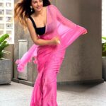 Shama Sikander Instagram - Zindagi mein zindagi dhoodhna he zindagi hain.... . . . #beautiful #pink #saree #indianwear #gorgeous #happiness💕 #cute #actorslife #mumbai #shamasikander Mumbai, Maharashtra