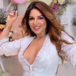 Shama Sikander Instagram - Cheers to life…🥂😇 #romance #romantic #transition #transitionvideo #birthdaygirl #birthdaylove #birthdaycelebration #celebrationoflife #reels #reelsinstagram #reelitfeelit #reelsvideo #reelkarofeelkaro