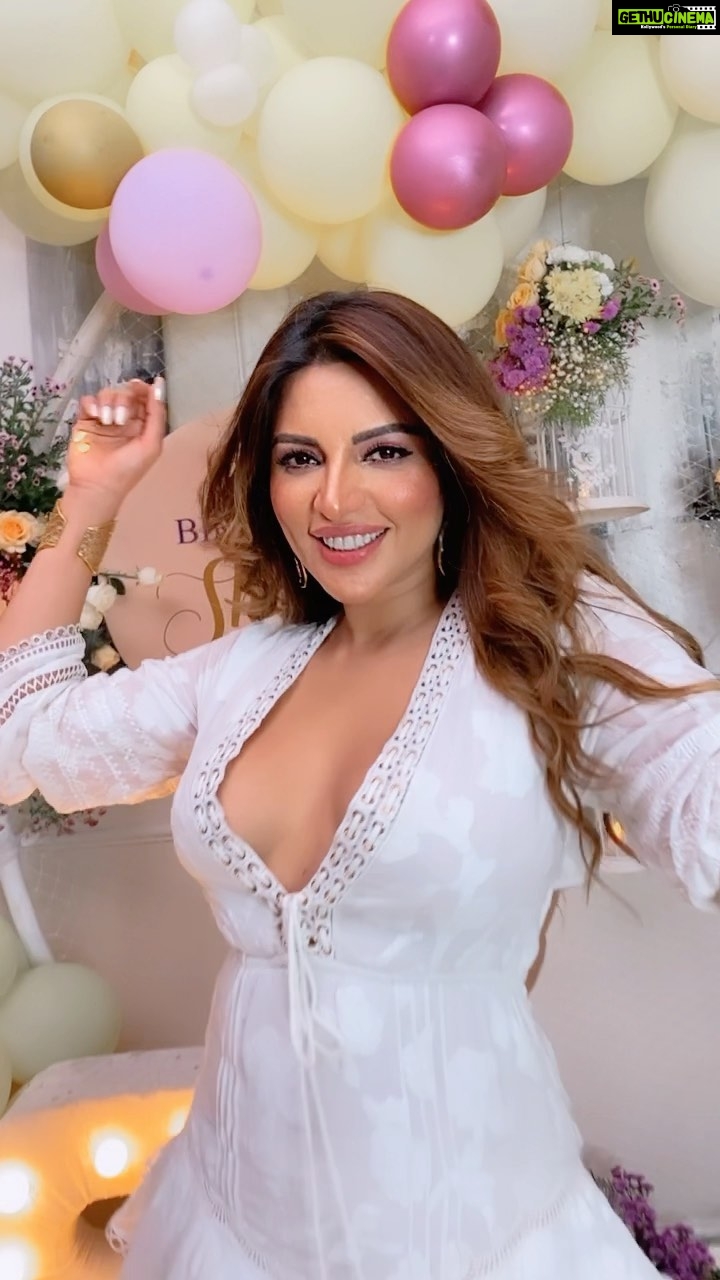 Shama Sikander Instagram - Cheers to life…🥂😇 #romance #romantic #transition #transitionvideo #birthdaygirl #birthdaylove #birthdaycelebration #celebrationoflife #reels #reelsinstagram #reelitfeelit #reelsvideo #reelkarofeelkaro
