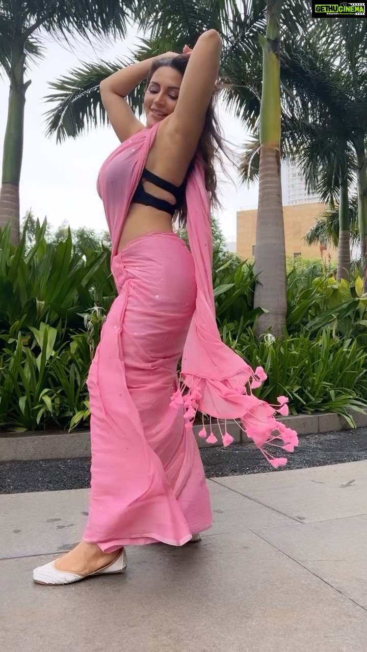 Shama Sikander Instagram - Jugni oh, patakha kudi oh….who’s feeling like a jugni in this weather leave a♥️ in comments below #bollywood #bollywoodsongs #shamasikander #monsoon #mumbai #mumbairains #actorife #love #dance #fun #saree #desigirl #pink