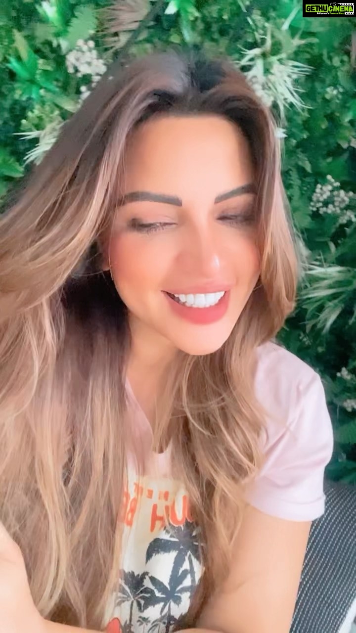 Shama Sikander Instagram - Aisa kya? #romantic #mood #romance #song #romanticsongs #bollywood #lovethis #lyrics #meaningfull #reels #bollywoodactress #actor #actorslife #reelsinstagram #reelitfeelit #reelsvideo #reelsvideo