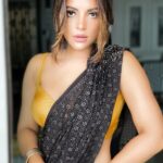 Shama Sikander Instagram - Har roz dikhti hai aaiyne me ek nayi surat, kapde kam khud ko jyada badla hai iss saal maine.... . . . #beautiful #nature #gratitude #love #happiness #motivation #positivevibes #inspiration #believe #blessed Mumbai, Maharashtra