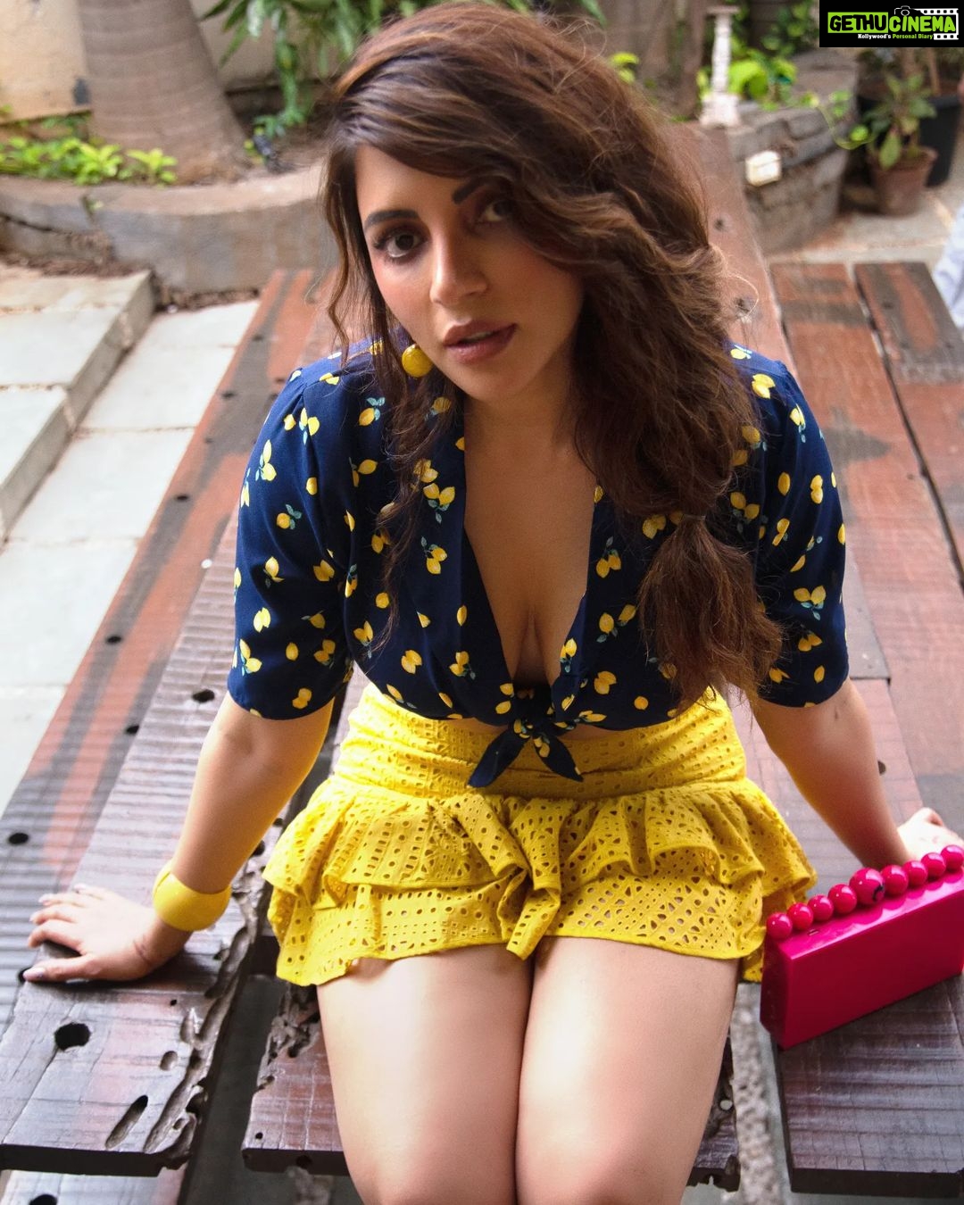 Shama Sikander Instagram - Moh hota toh bandhte tumhein, Prem hai, so bandh Gaye hai tumse ❤️ . . . #beautiful #love #fashion #lifestyle #cute #actorslife #gratitude #mood #shamasikander Mumbai, Maharashtra