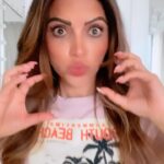 Shama Sikander Instagram - Just felt like being cute..🥰🥰 #cute #video #viral #viralvideos #reels #viralpost #reelsinstagram #reelitfeelit #reelkarofeelkaro #actor #actorslife #acting #love #expressionqueen #expression